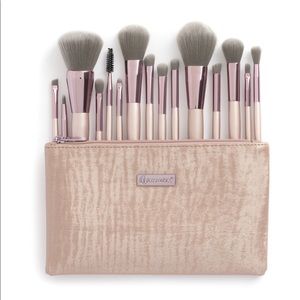 BH Cosmetics- 15 piece brush set with cosmetic bag